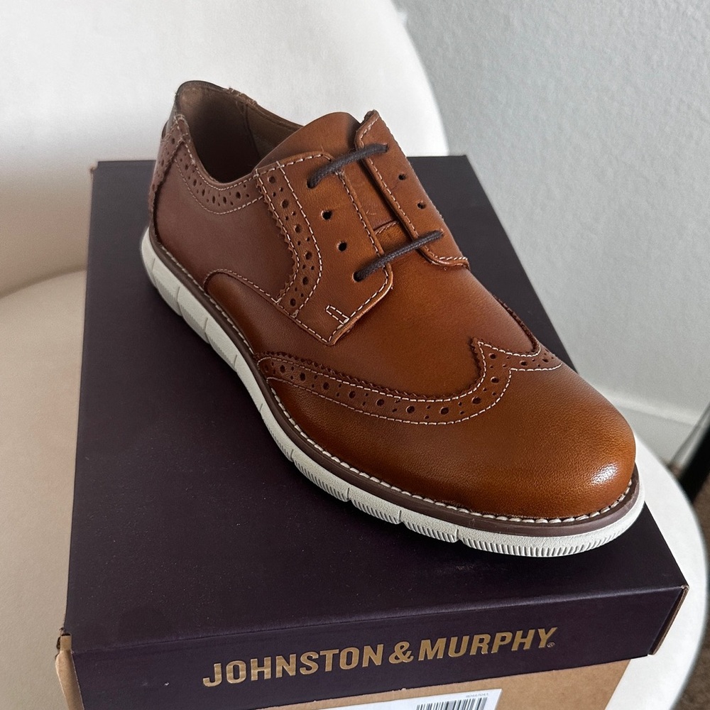 Kids boy classic shoes ! Brand new with box ! Leather ! Size UK 1 euro 33.